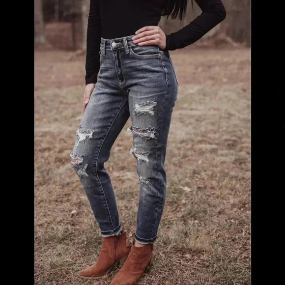 Judy Blue Boyfriend Fit Distressed Jeans Medium Wash - Picture 1 of 7